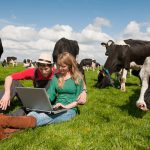 giovani agricoltori allevatori computer internet by ivonne wierink fotolia 750x500